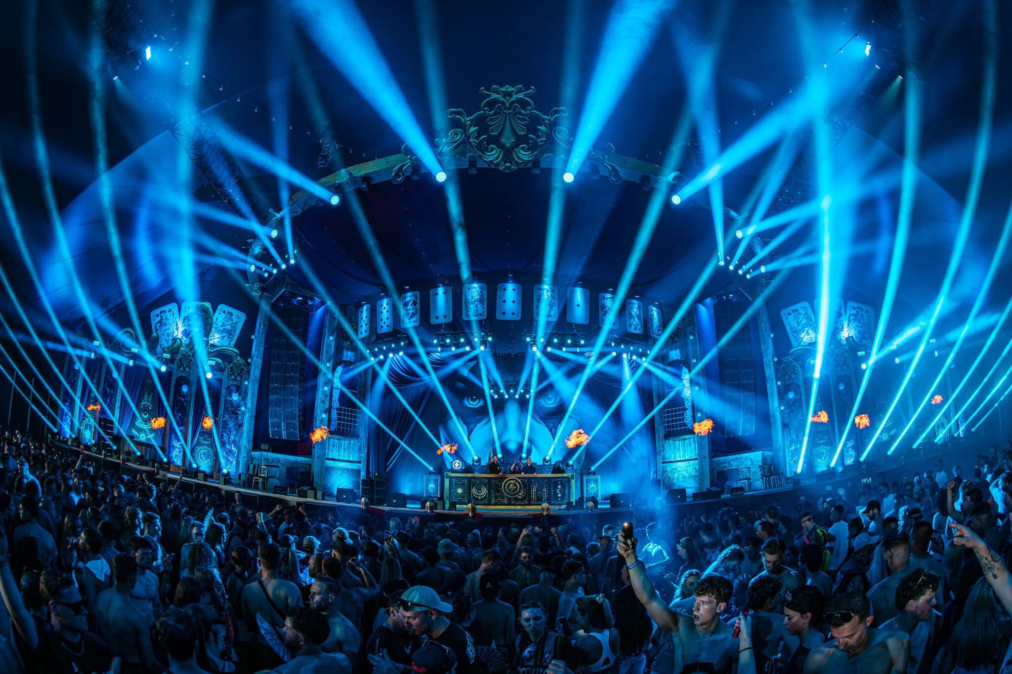 Crew aan het werk tijdens een show